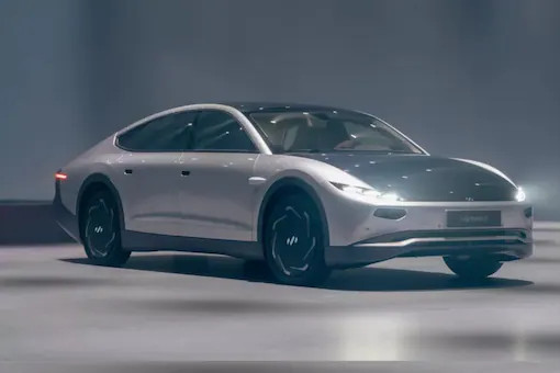 Saulės energija varomas elektrinis automobilis nuvažiuoja daugiau nei 1000 km,  įkrauti reikia kartą per 7 mėn.