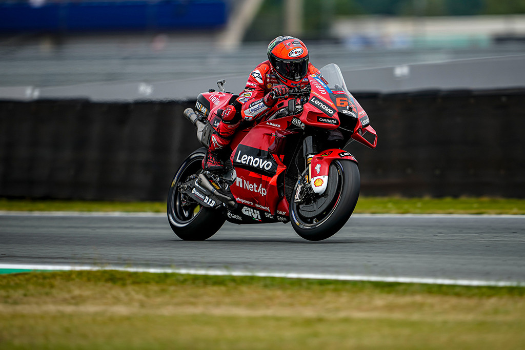 „MotoGP“. Asseno trasos rekordą pagerinęs F. Bagnaia iškovojo ketvirtą „pole“