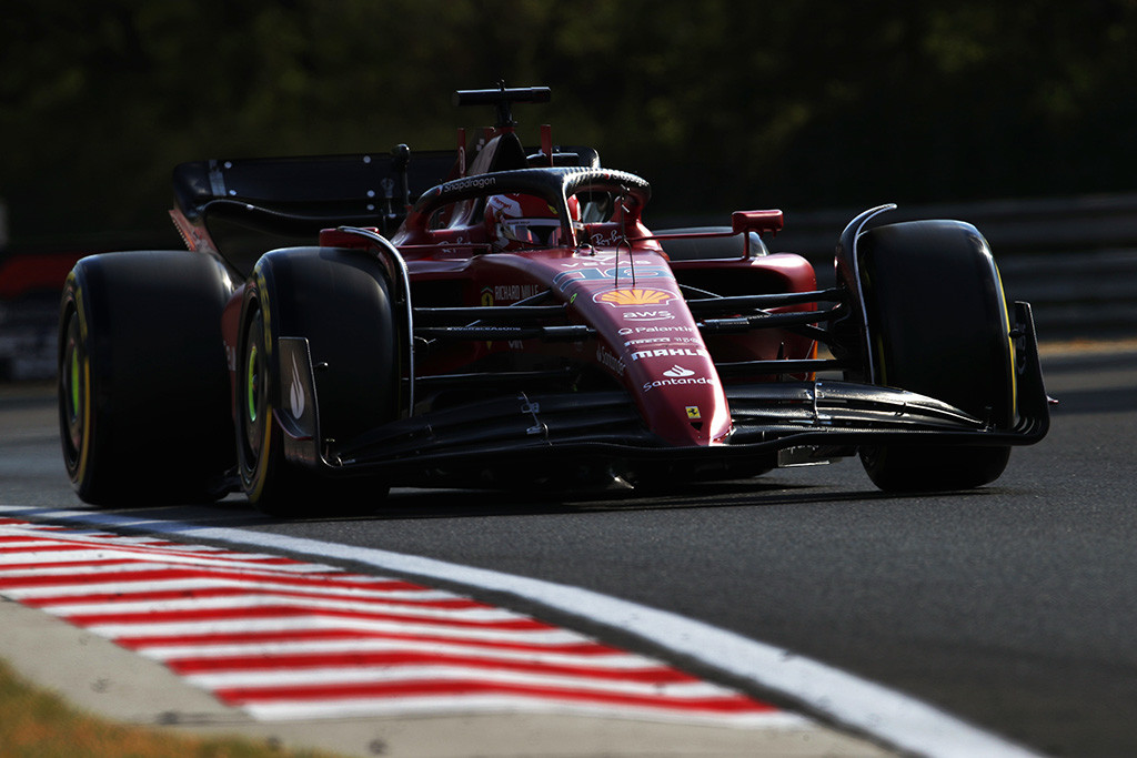„Ferrari“ bolidas pasipuoš geltona spalva