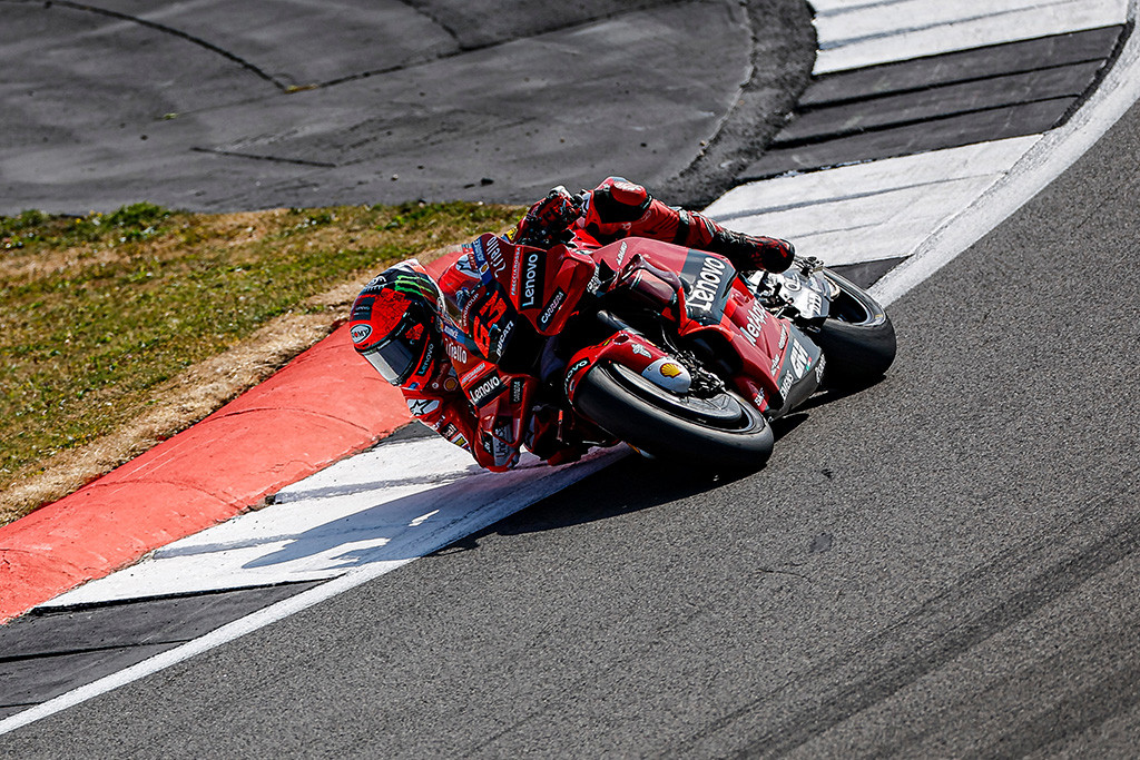 MotoGP. F. Bagnaios ir M. Vinaleso dvikova Silverstoune baigėsi italo pergale