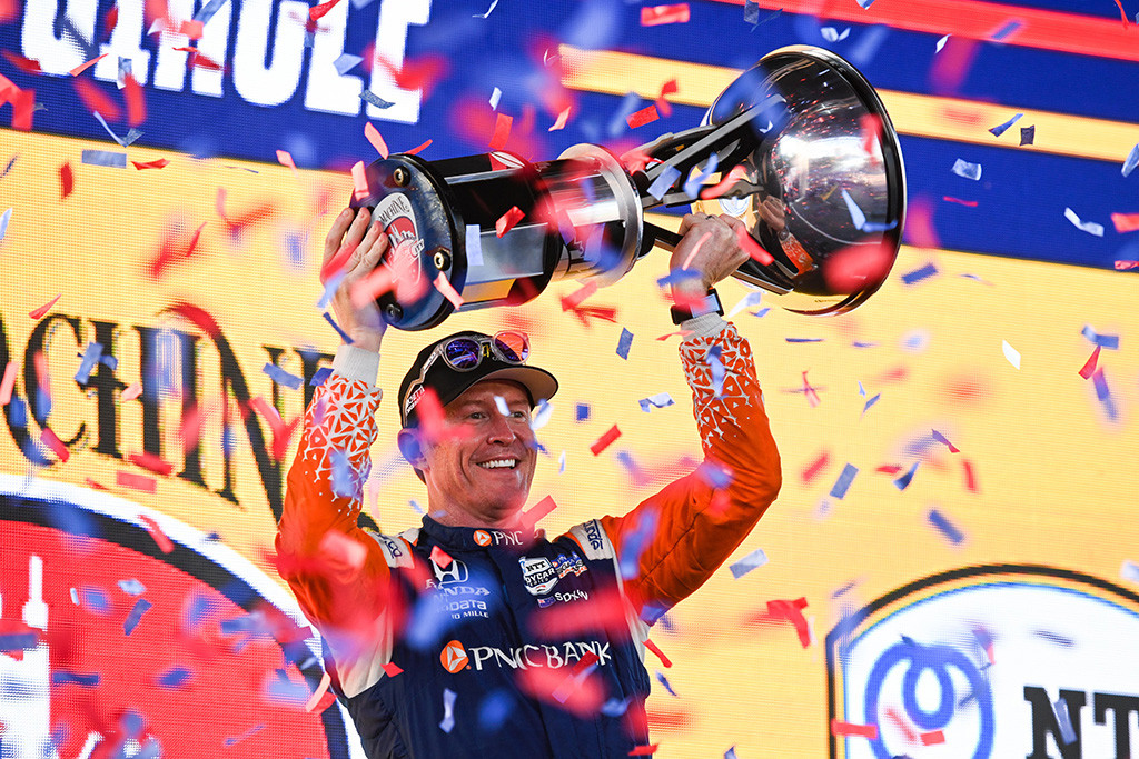 IndyCar. Chaotiškose lenktynėse Našvilyje 53-ią pergalę karjeroje iškovojo S. Dixonas