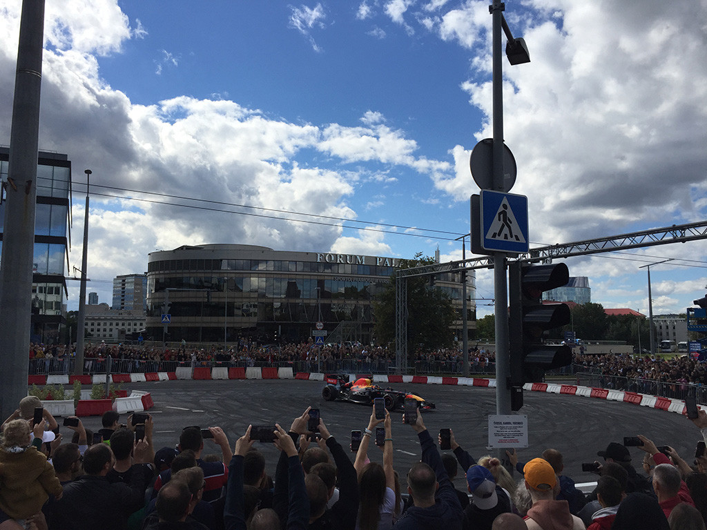 Po 12 metų pertraukos „Red Bull“ F-1 komanda vėl sudrebino Vilnių