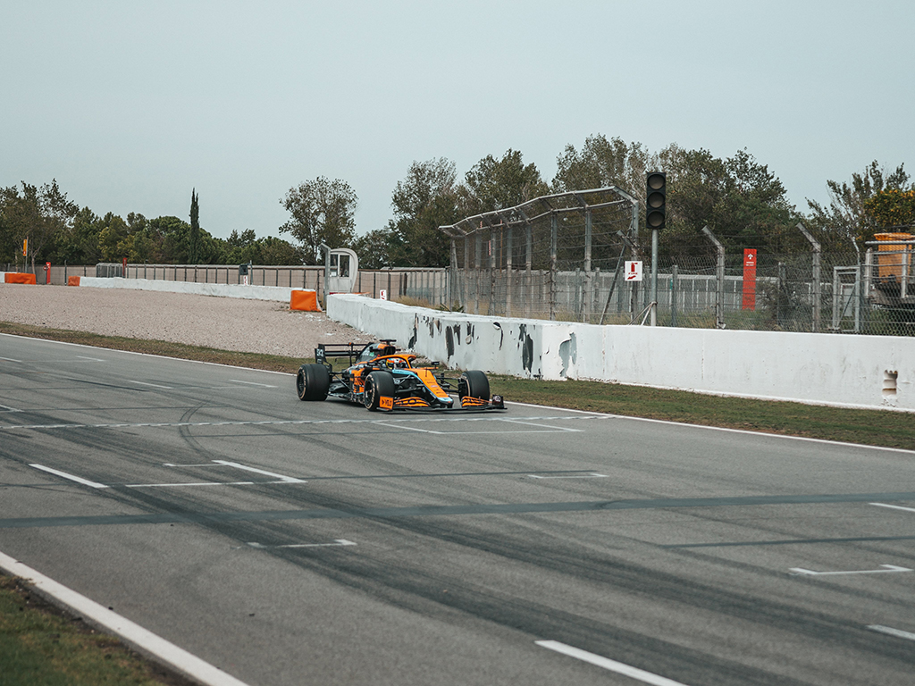 A. Palou Barselonoje išbandė „McLaren“ automobilį