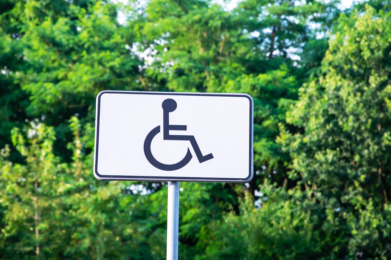 Už neteisėtai pastatytus automobilius neįgaliųjų vietose bus skiriamos griežtesnės bausmės?