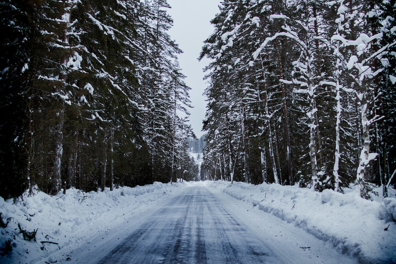 Perspėjimas vairuotojams: sudėtingos eismo sąlygos išlieka vakarų ir šiaurės Lietuvoje