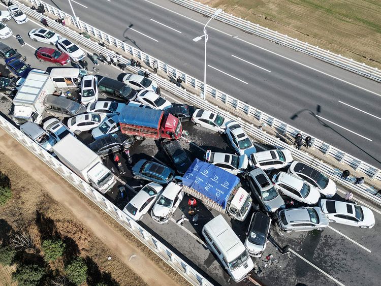 Kinijos greitkelyje susidūrė šimtai automobilių: žuvo vienas žmogus (VIDEO)