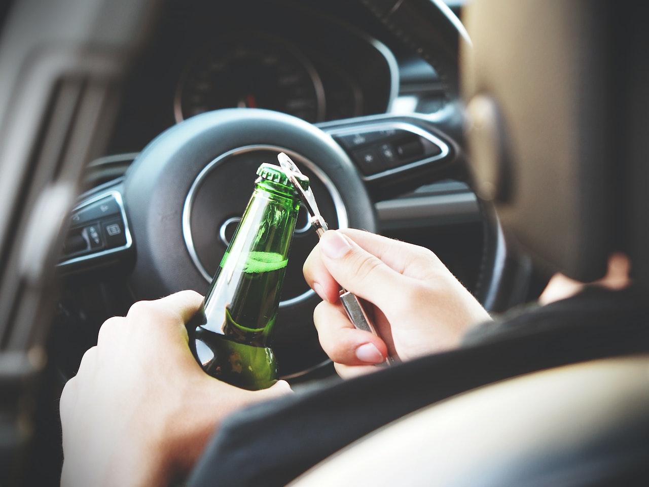 VRM siūlo skirti pinigines baudas už automobiliuose gabenamą atidarytą alkoholį