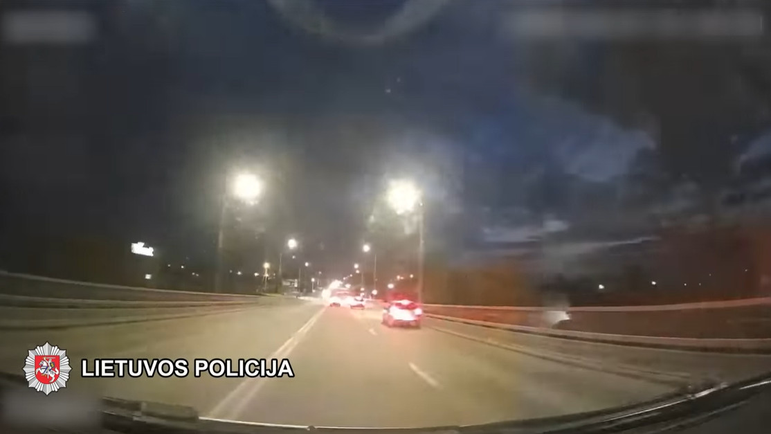 Lėkdami Šiaulių gatvėmis pareigūnai lydėjo į ligoninę dūstantį kūdikį (VIDEO)
