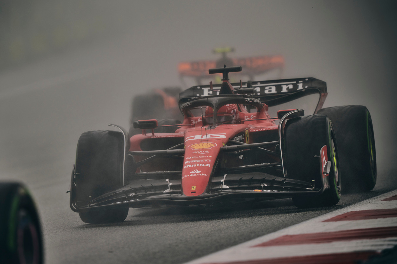 C. Leclercas džiaugiasi, kad „Ferrari“ išmoko kovoti su išorine kritika
