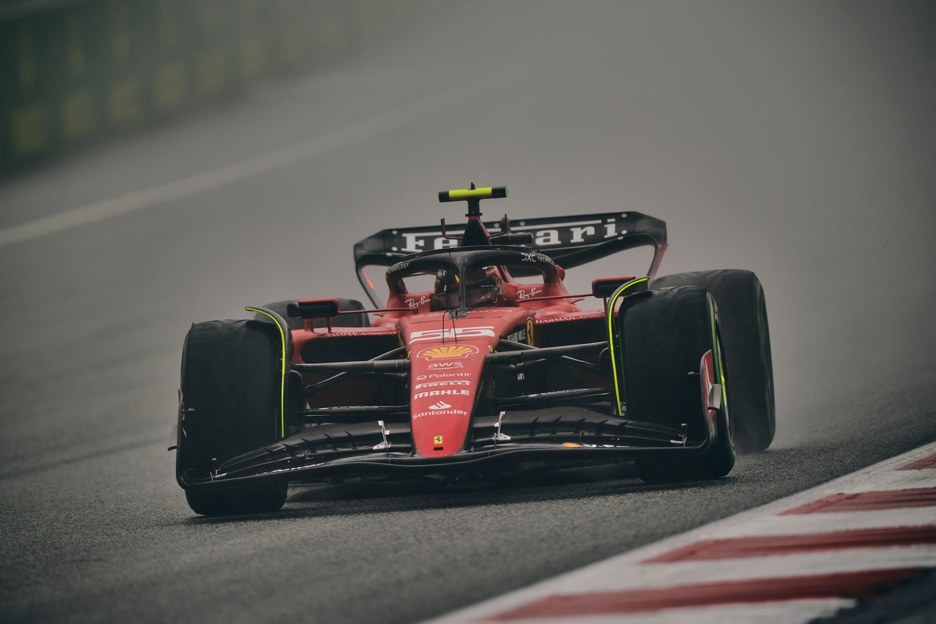 C. Sainzas gavo įspėjimą, o „Ferrari“ - baudą