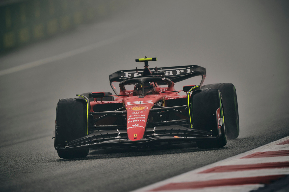 C. Sainzas gavo įspėjimą, o „Ferrari“ - baudą