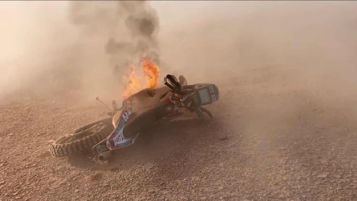 Žiauri nesėkmė: Maroko ralyje sudegė M. Siliūno motociklas, jį bandė užgesinti Kancius