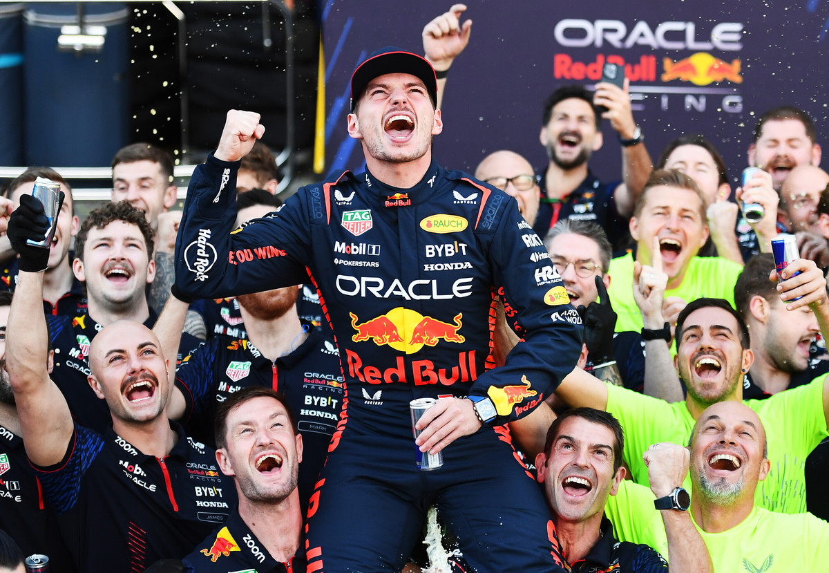 Verstappenas po pergalės juokavo: žiūrėdamas Alonso ir Perezo dvikovą vos neišlėkiau iš trasos