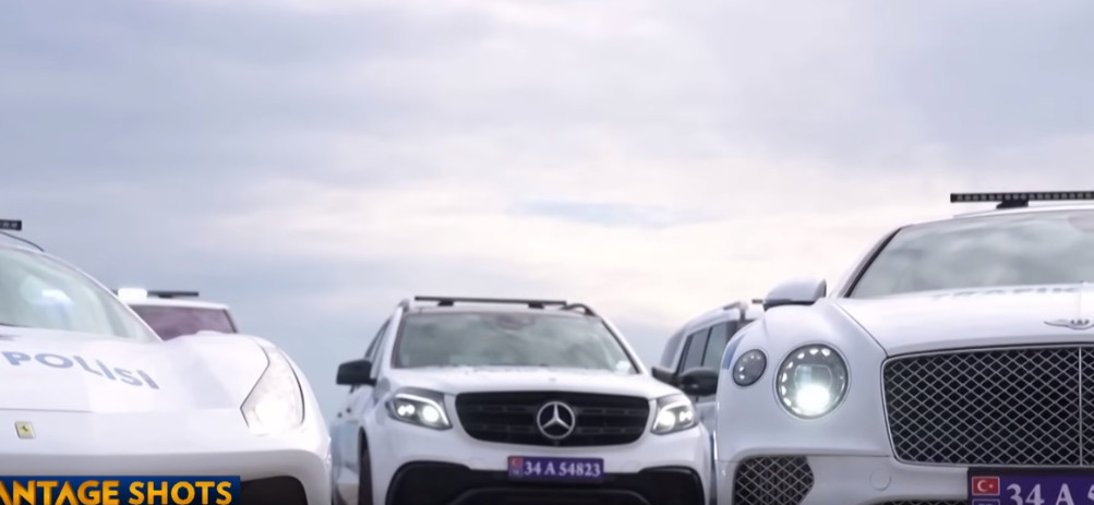 Turkija konfiskavo 23 prabangius nusikaltėlių automobilius ir pavertė juos policijos mašinomis