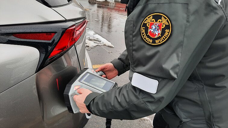 Muitininkai tikrins lengvuosius automobilius nešiojamais rentgenais