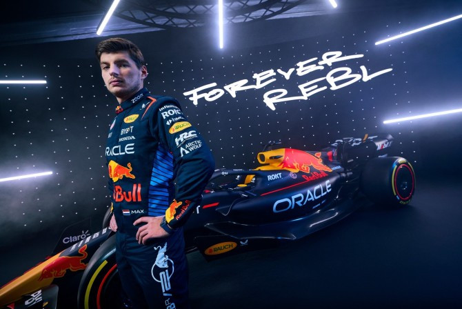 „Red Bull“ parodė bolidą