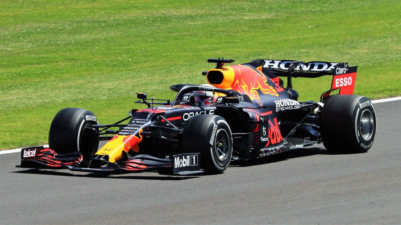 M. Verstappenas ir D. Ricciardo pristatė savo šalmus šiam sezonui (VIDEO)