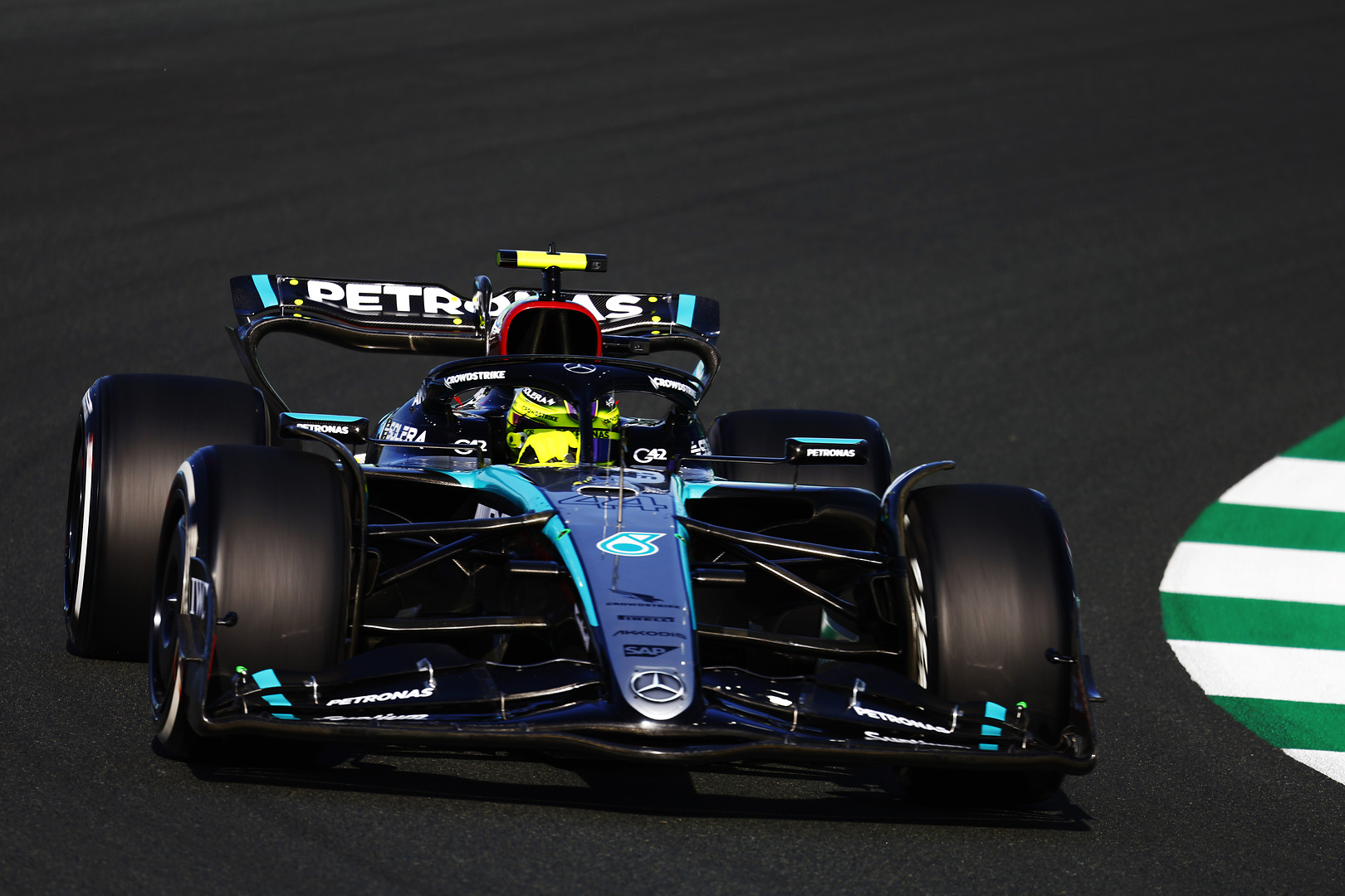 L. Hamiltonas kaltino „Mercedes“ bolido šokinėjimą
