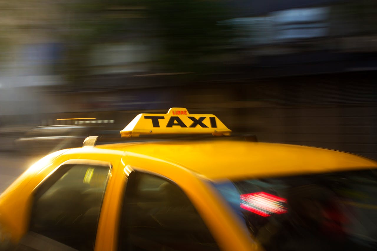 Griežtėja tvarka, kas galės dirbti pavežėjais ir taksi vairuotojais