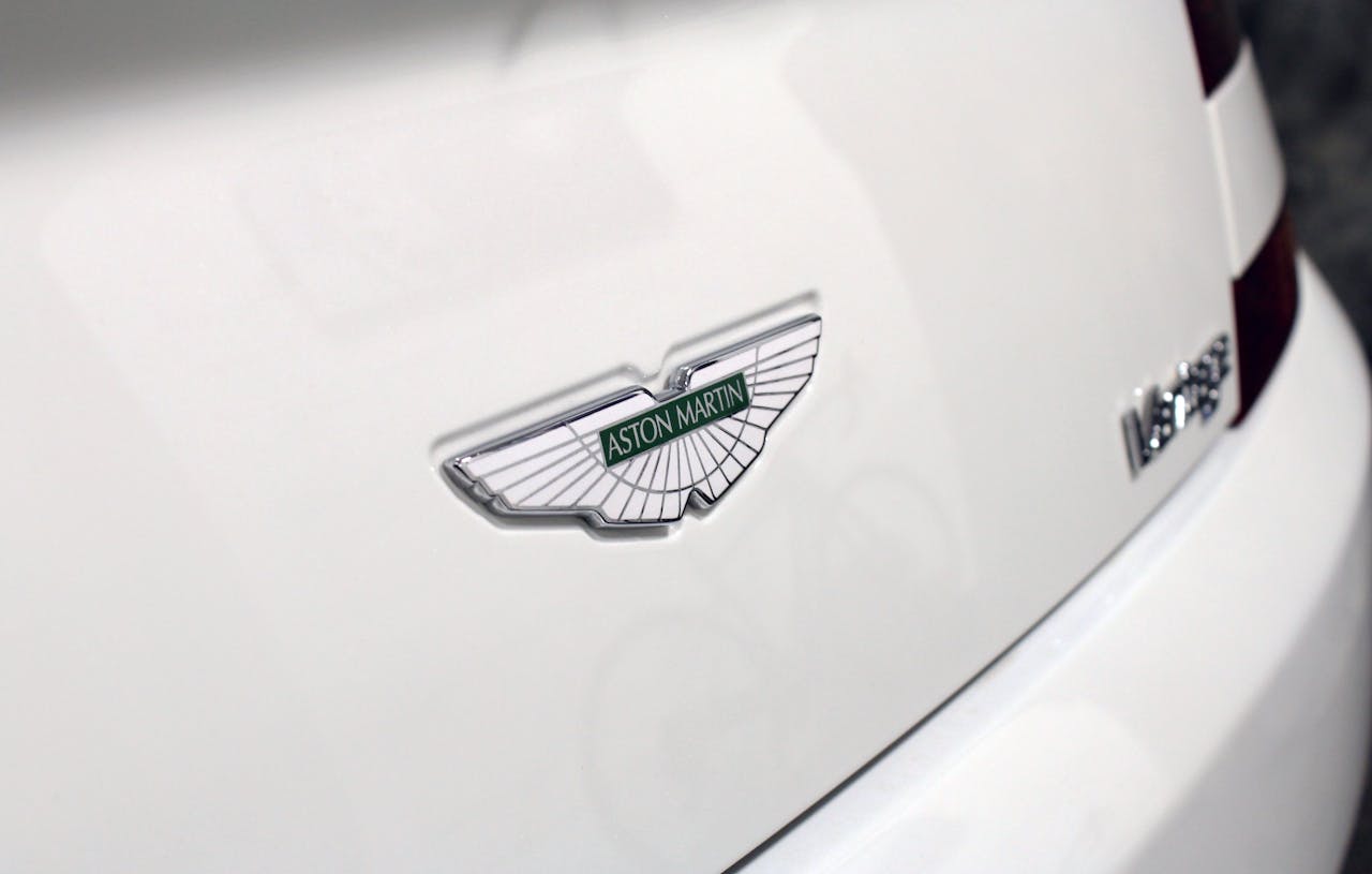 „Aston Martin“ gamins benzinu varomus automobilius tol, kol bus leidžiama