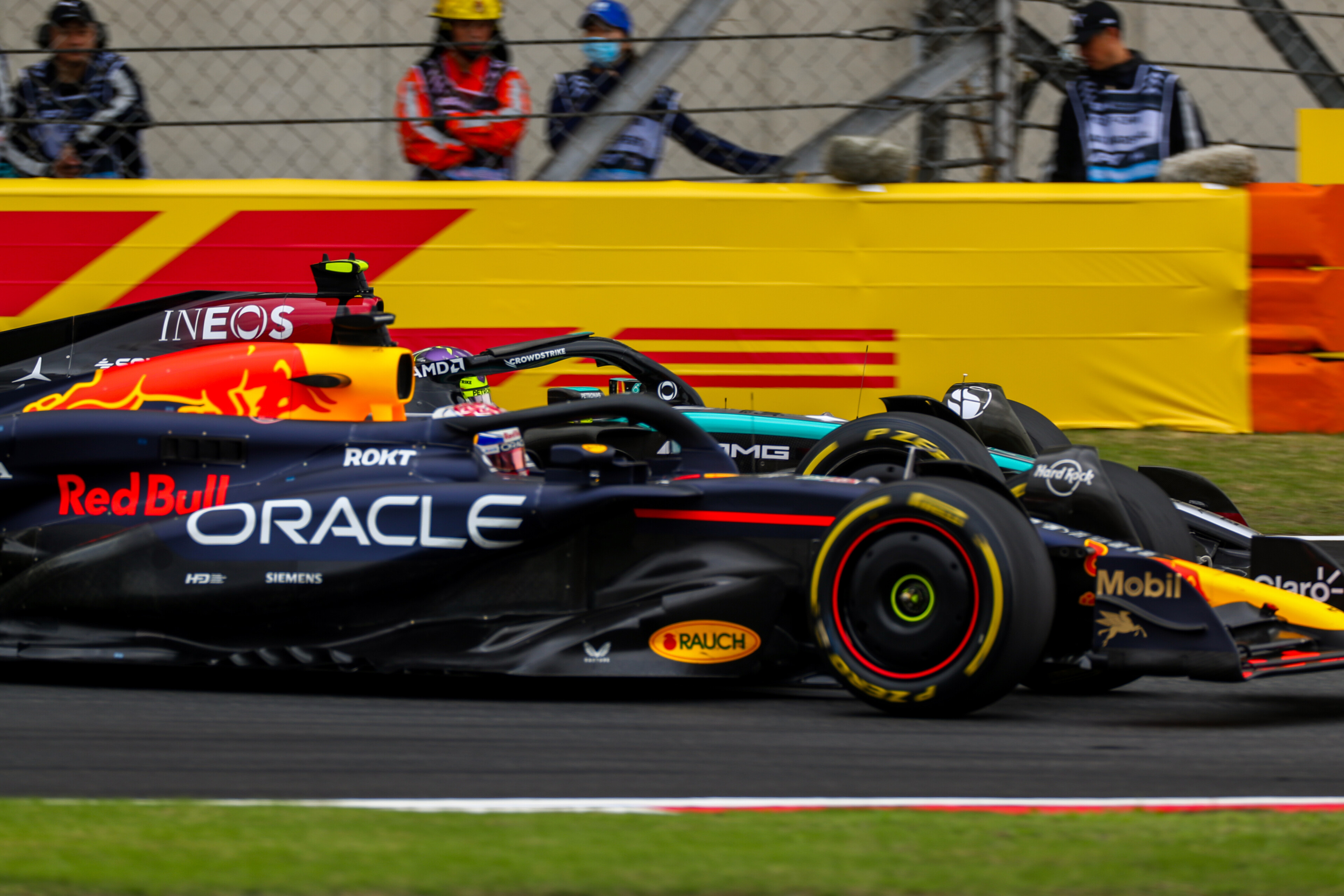 Kinijos GP kvalifikacijoje – Hamiltono nesėkmė, Sainzo avarija bei Verstappeno triumfas