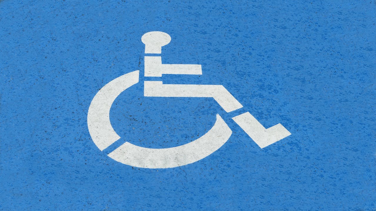 Seimas palengvino neįgaliųjų automobilių stovėjimą