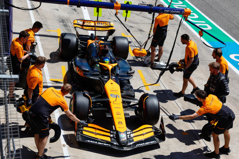 „Red Bull“ skundžia „McLaren“ komandą dėl reglamento pažeidimo