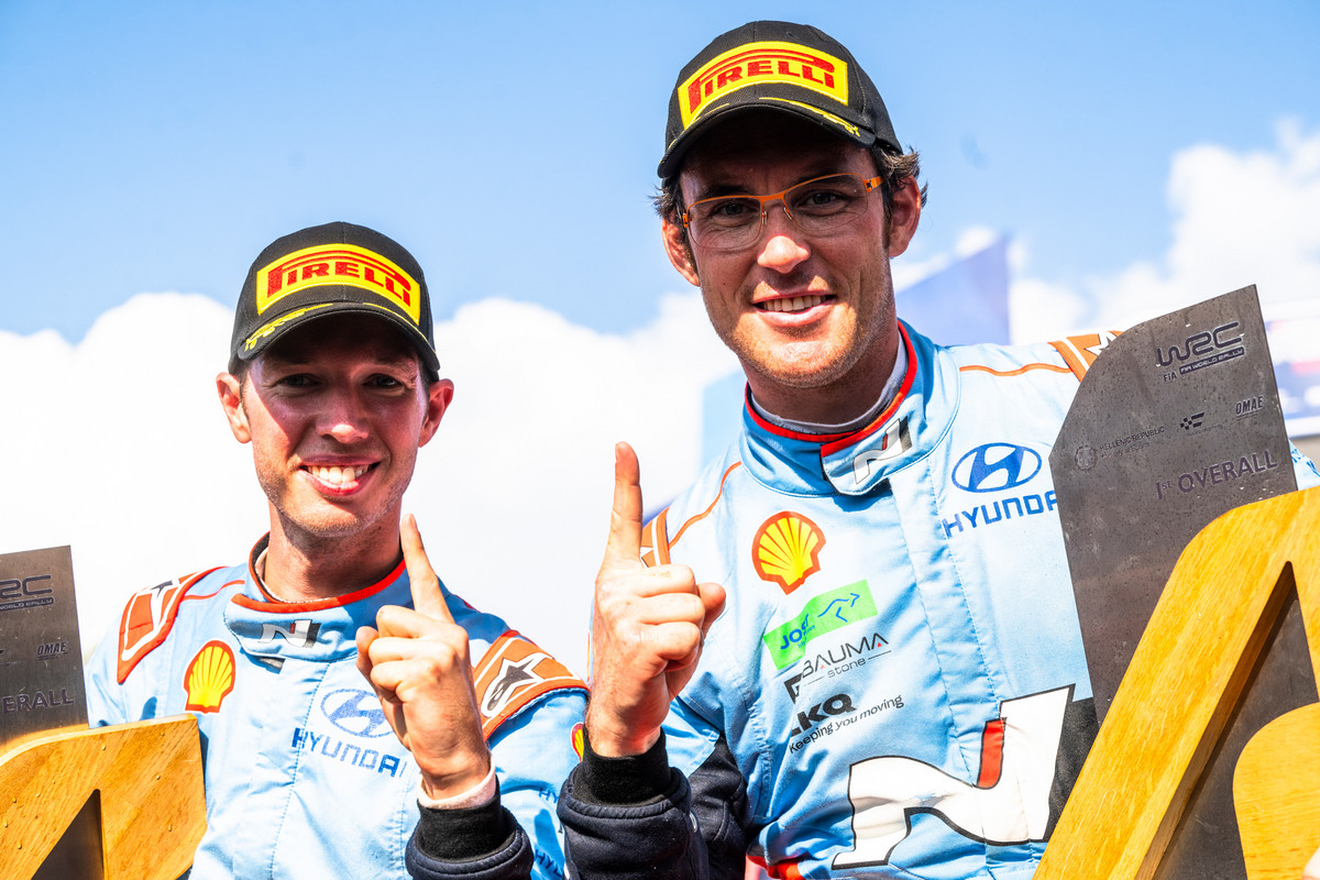WRC. S. Ogier Europos ralį baigė su avarija, T. Neuville priartėjo prie čempiono titulo