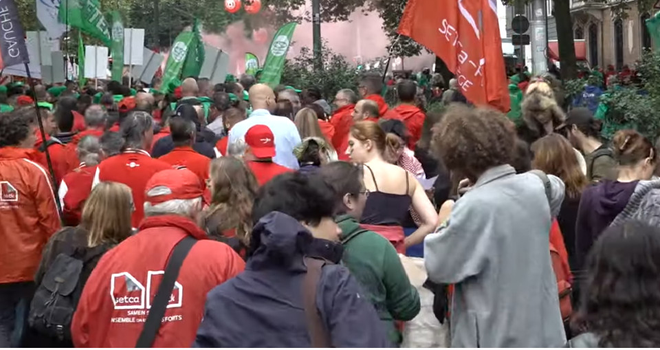 Tūkstančiai žmonių Briuselyje protestuoja prieš „Audi“ gamyklos uždarymą