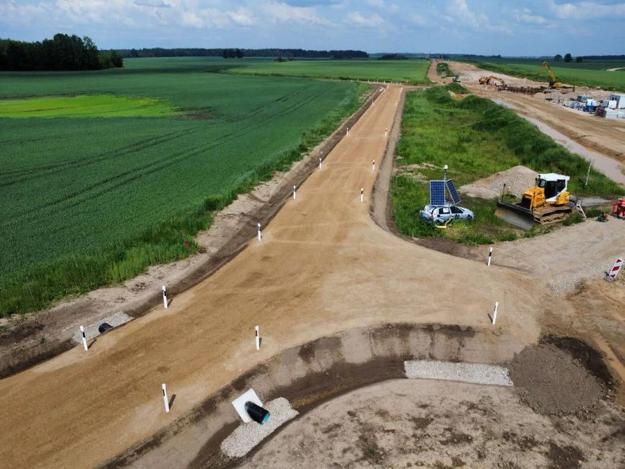 Aktyviuose „Rail Baltica“ ruožuose užbaigti tiesti jungiamieji keliai ir drenažo sistema