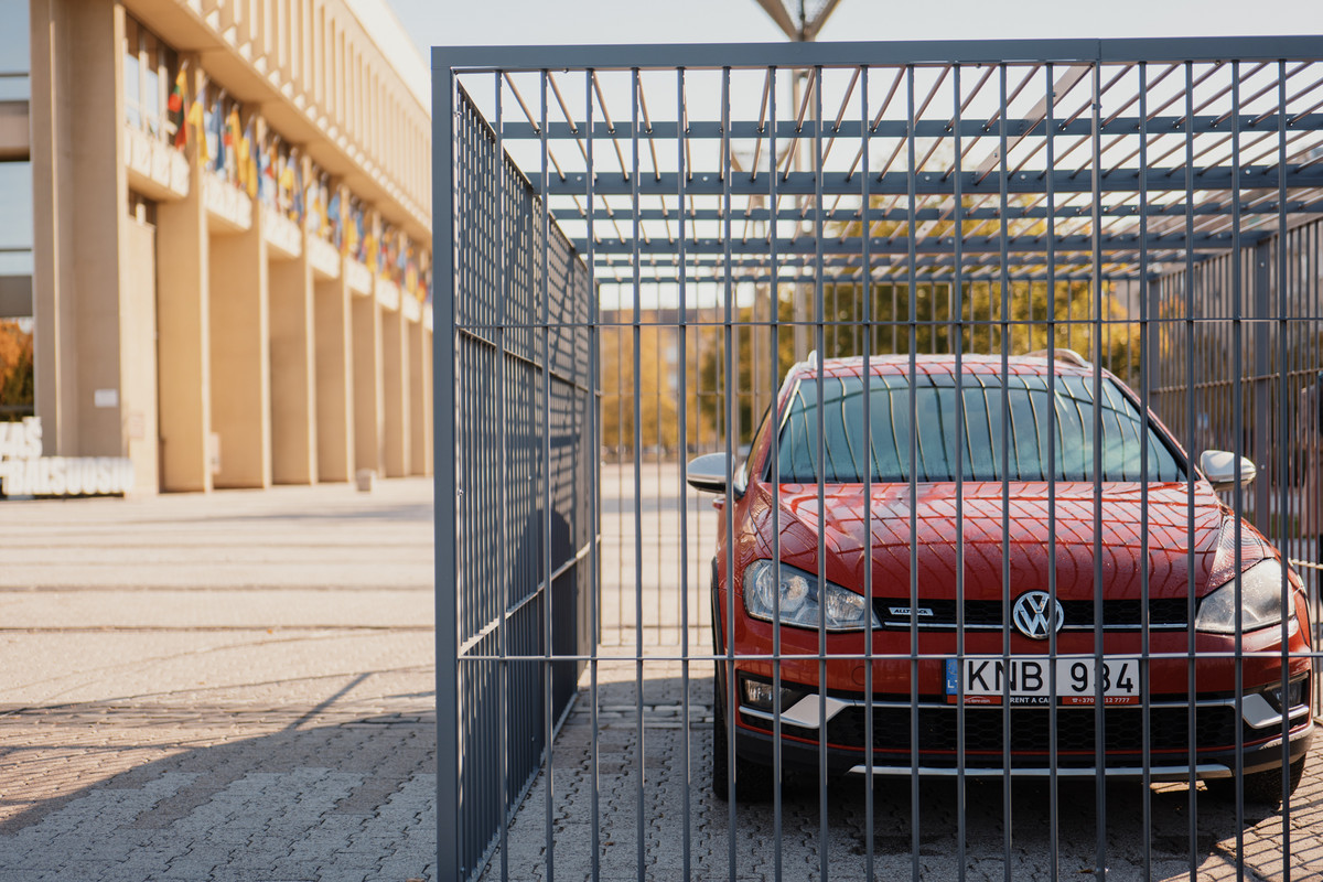 Paaiškėjo, kodėl Vilniaus centre – kalėjime užrakintas automobilis