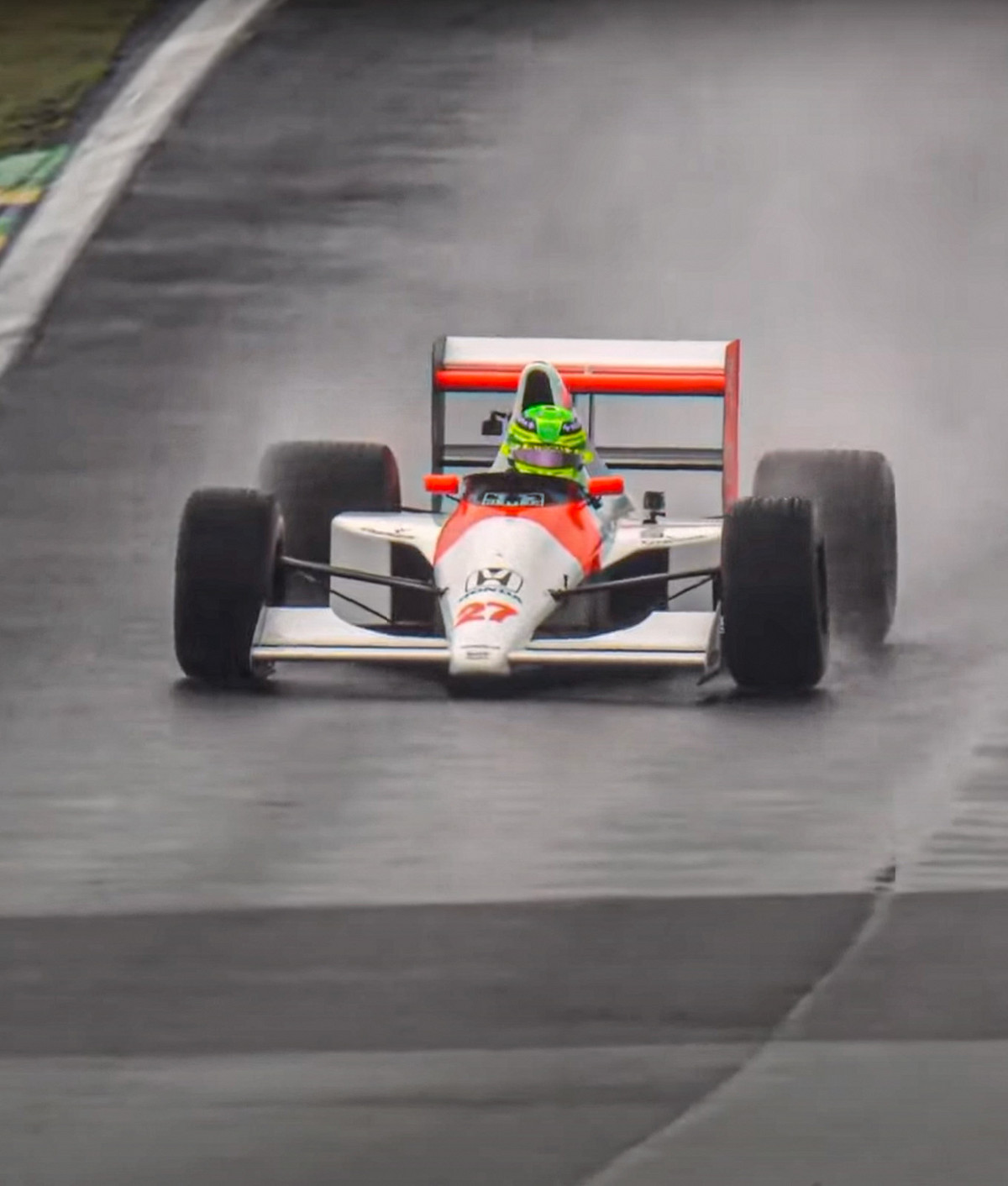 L. Hamiltonas per lietų Brazilijoje pagerbė A. Senna
