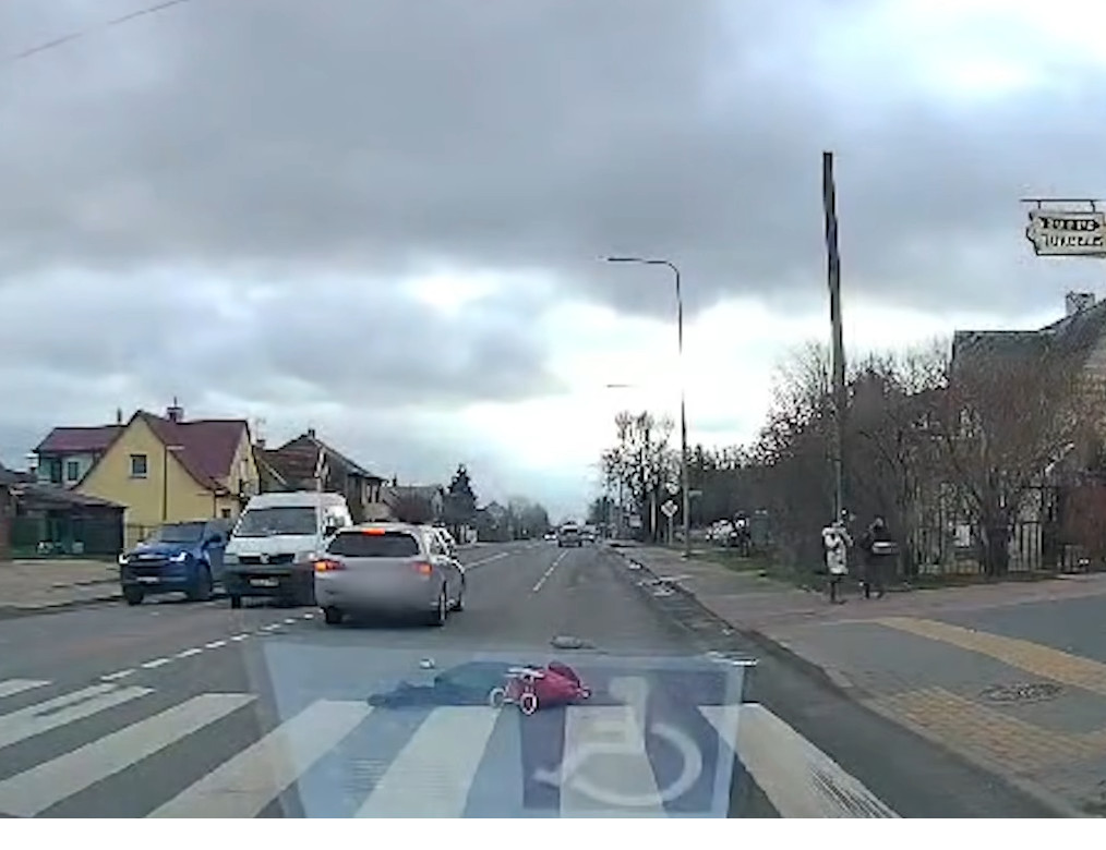 Garliavoje užfiksuota kraupi avarija: partrenkė per pėsčiųjų perėją ėjusią moterį (VIDEO)