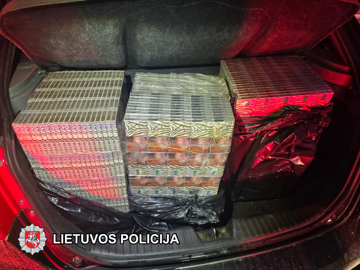 Vyras vežė kontrabandines cigaretes automobiliu.