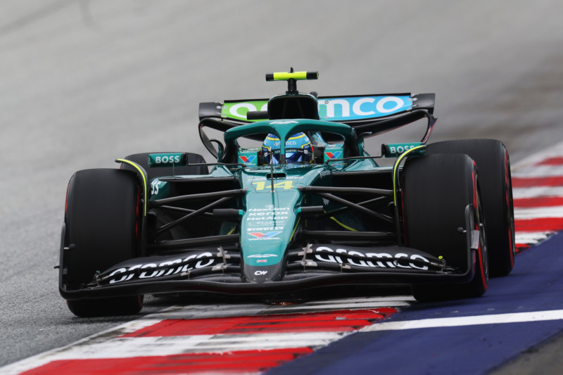 Pirmoje Singapūro treniruotėje greičiausiai važiavo F. Alonso