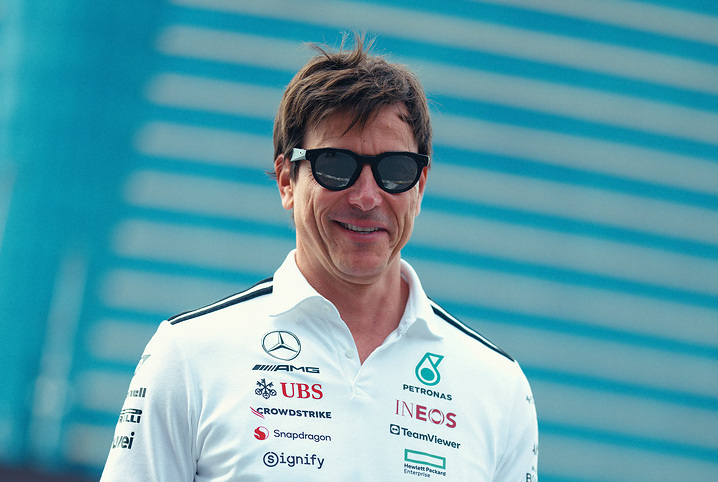 T. Wolffas ketina parduoti  dalį „Mercedes“ F-1 komandos akcijų