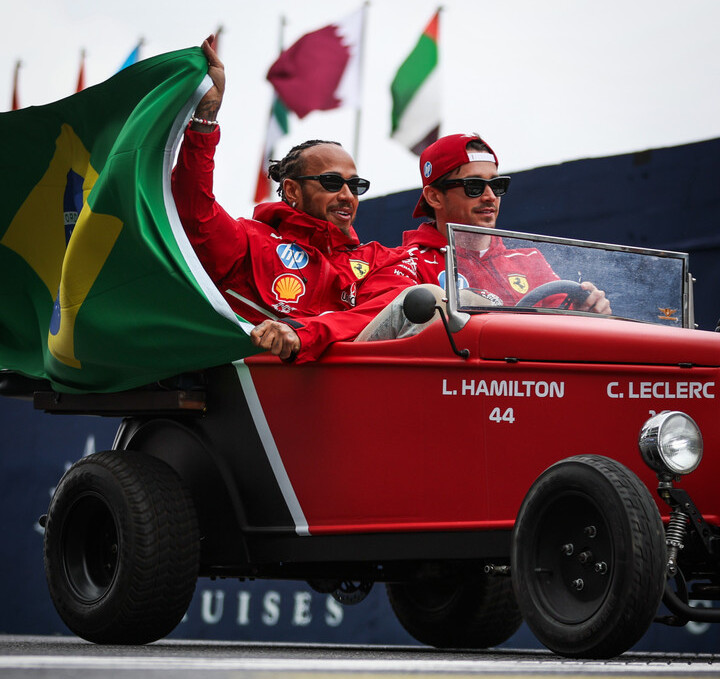 Po „Ferrari“ pirmininko aštraus pasisakymo – L. Hamiltono ir C. Leclerco žinutės socialiniuose tinkluose