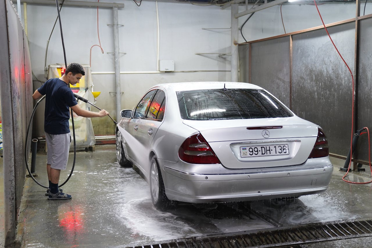 Aplinkosaugininkai primena automobilių plovimo reikalavimus: kur nereikėtų to daryti?
