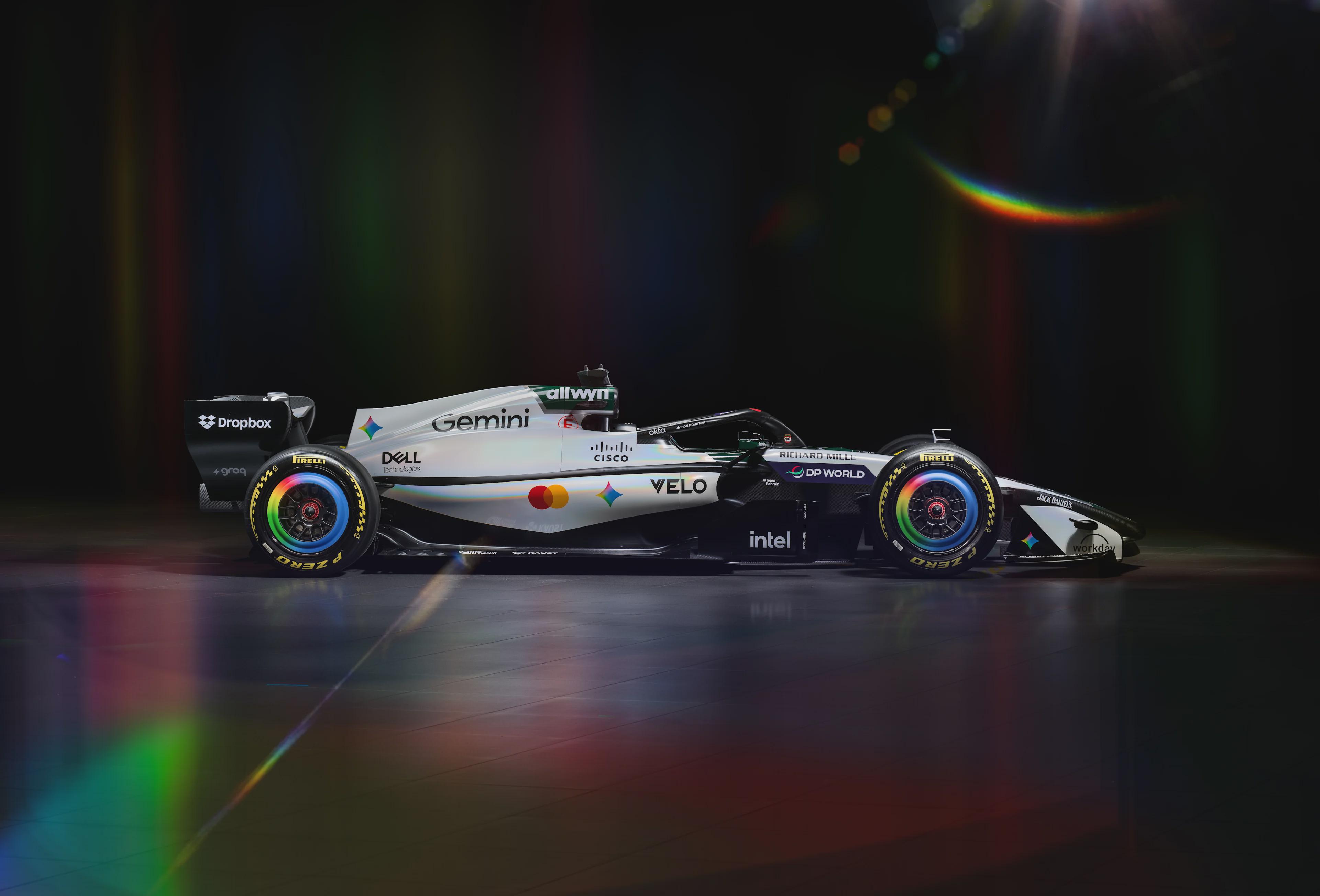 „McLaren“ pristatė specialų bolido nudažymą bei aprangas Silverstounui