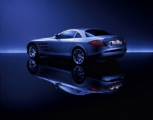Skiriasi „McLaren“ ir „Mercedes“ keliai