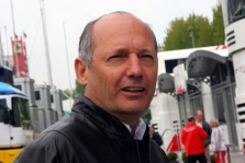 R.Dennisas siūlo nenurašyti „Ferrari“