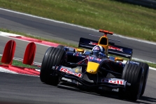 „Red Bull“ derasi su D.Coulthardu