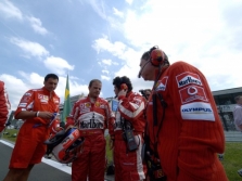 „Bridgestone“ elgiasi konservatyviai