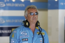 F.Briatore piktinasi FIA sprendimu