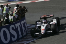 „Honda“ teigia: V10 pranašesni