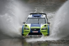 <span style="background:#000000; color:white; padding: 0 2px">WRC</span> Suomijos ralyje pirmauja „Ford“ lenktynininkai