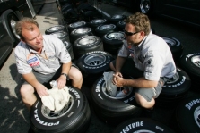 G.Willis taip pat sunerimęs dėl „Bridgestone“