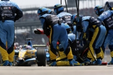 „Renault“ pakeitė klydusį mechaniką