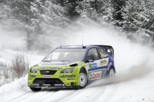 <span style="background:#000000; color:white; padding: 0 2px">WRC</span> Švedijos ralyje pirmauja M. Gronholmas