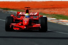 Konkurentai tyrinėja esą judantį „Ferrari“ bolidų dugną